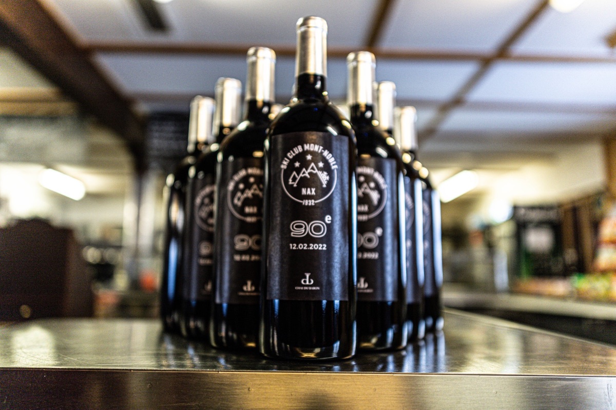Bouteilles de vin à l’étiquette du 90ᵉ anniversaire du club, 12.02.2022