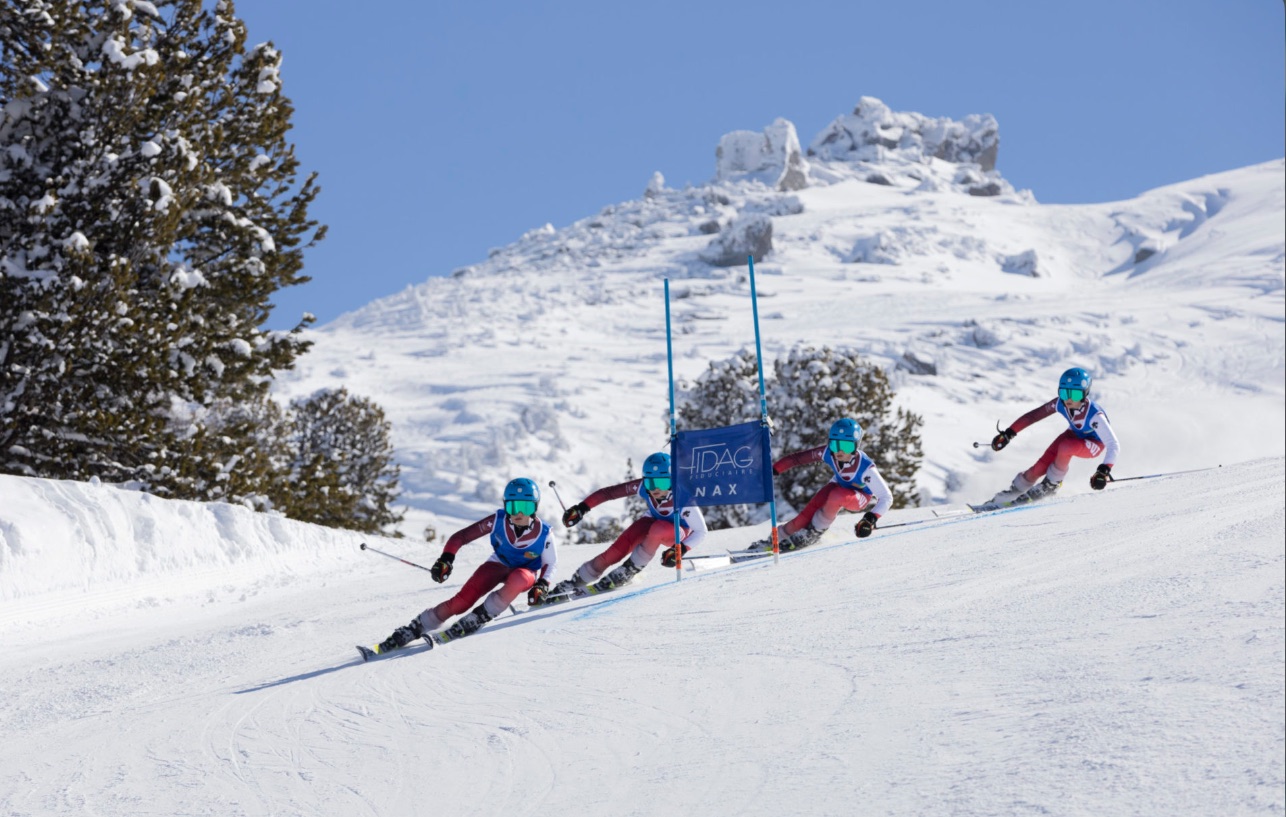 Quatre jeunes coureurs du club en géant sur les pistes de Nax